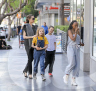PEOPLE - Angelina Jolie mit ihren Kindern in LA unterwegs