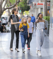 PEOPLE - Angelina Jolie mit ihren Kindern in LA unterwegs