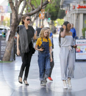 PEOPLE - Angelina Jolie mit ihren Kindern in LA unterwegs