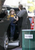 PEOPLE - Angelina Jolie mit ihren Kindern in LA unterwegs