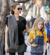 PEOPLE - Angelina Jolie mit ihren Kindern in LA unterwegs