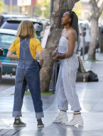 PEOPLE - Angelina Jolie mit ihren Kindern in LA unterwegs