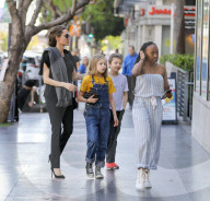 PEOPLE - Angelina Jolie mit ihren Kindern in LA unterwegs