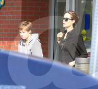 PEOPLE - Angelina Jolie mit Shiloh auf Shoppingtour in Hollywood