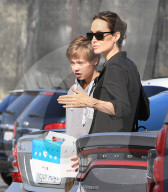PEOPLE - Angelina Jolie mit Shiloh auf Shoppingtour in Hollywood