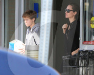 PEOPLE - Angelina Jolie mit Shiloh auf Shoppingtour in Hollywood