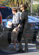 PEOPLE - Angelina Jolie mit Shiloh auf Shoppingtour in Hollywood