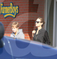 PEOPLE - Angelina Jolie mit Shiloh auf Shoppingtour in Hollywood