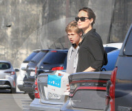 PEOPLE - Angelina Jolie mit Shiloh auf Shoppingtour in Hollywood