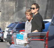 PEOPLE - Angelina Jolie mit Shiloh auf Shoppingtour in Hollywood