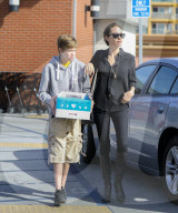 PEOPLE - Angelina Jolie mit Shiloh auf Shoppingtour in Hollywood