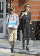 PEOPLE - Angelina Jolie mit Shiloh auf Shoppingtour in Hollywood