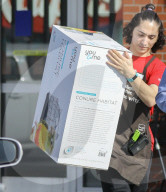 PEOPLE - Angelina Jolie mit Shiloh auf Shoppingtour in Hollywood