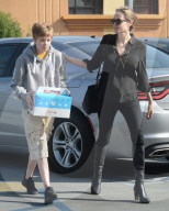 PEOPLE - Angelina Jolie mit Shiloh auf Shoppingtour in Hollywood
