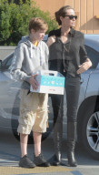 PEOPLE - Angelina Jolie mit Shiloh auf Shoppingtour in Hollywood
