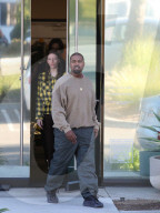 EXKLUSIV - Ein Fan 'verneigt' sich vor Kanye West