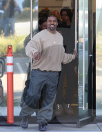 EXKLUSIV - Ein Fan 'verneigt' sich vor Kanye West