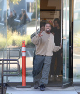 EXKLUSIV - Ein Fan 'verneigt' sich vor Kanye West