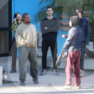 EXKLUSIV - Ein Fan 'verneigt' sich vor Kanye West