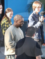 EXKLUSIV - Ein Fan 'verneigt' sich vor Kanye West
