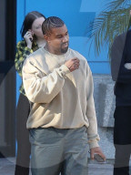 EXKLUSIV - Ein Fan 'verneigt' sich vor Kanye West
