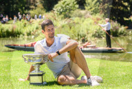 PEOPLE - Australian Open: Novak Djokovic posiert mit dem Pokal