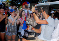 PEOPLE - Australian Open: Novak Djokovic posiert mit dem Pokal