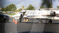 EXKLUSIV - Ben Affleck besteigt einen Privat Jet in Pacific Palisades