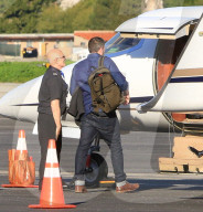 EXKLUSIV - Ben Affleck besteigt einen Privat Jet in Pacific Palisades