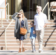 EXKLUSIV - Reese Witherspoon geht mit Jim Toth und Tennessee in die Kirche