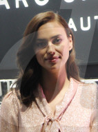 EXKLUSIV -  Irina Shayk macht Werbung für Marc Jacobs in Moskau
