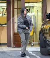 PEOPLE - Not very stylish: Kourtney Kardashian in Schlappen in Calabasas unterwegs