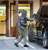 PEOPLE - Not very stylish: Kourtney Kardashian in Schlappen in Calabasas unterwegs