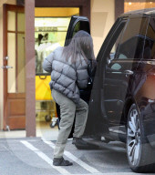 PEOPLE - Not very stylish: Kourtney Kardashian in Schlappen in Calabasas unterwegs