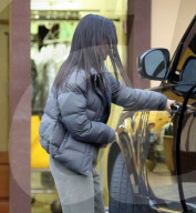 PEOPLE - Not very stylish: Kourtney Kardashian in Schlappen in Calabasas unterwegs