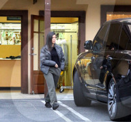 PEOPLE - Not very stylish: Kourtney Kardashian in Schlappen in Calabasas unterwegs