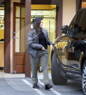 PEOPLE - Not very stylish: Kourtney Kardashian in Schlappen in Calabasas unterwegs
