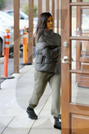 PEOPLE - Not very stylish: Kourtney Kardashian in Schlappen in Calabasas unterwegs
