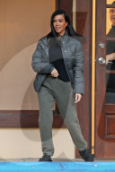 PEOPLE - Not very stylish: Kourtney Kardashian in Schlappen in Calabasas unterwegs