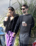 EXKLUSIV - Tobey Maguire und Tatiana Dieteman in Venice unterwegs