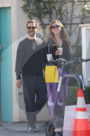 EXKLUSIV - Tobey Maguire und Tatiana Dieteman in Venice unterwegs