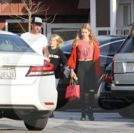 EXKLUSIV - Chris Martin mit Apple und Moses in Brentwood unterwegs