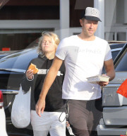 EXKLUSIV - Chris Martin mit Apple und Moses in Brentwood unterwegs