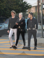 EXKLUSIV - Rami Malek mit Mamma und Freundin in Venice unterwegs