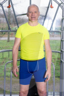 FEATURE - Der 65-jährige Brite Laurence Mitchell turnt gegen Rückenbeschwerden