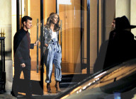 PEOPLE - Celine Dion steht in Paris für L'Oreal vor der Linse