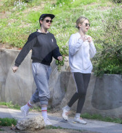 PEOPLE - Kristen Stewart und Emma Roberts walken durch die Nachbarschaft