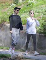 PEOPLE - Kristen Stewart und Emma Roberts walken durch die Nachbarschaft