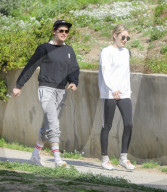 PEOPLE - Kristen Stewart und Emma Roberts walken durch die Nachbarschaft