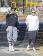 PEOPLE - Kristen Stewart und Emma Roberts walken durch die Nachbarschaft